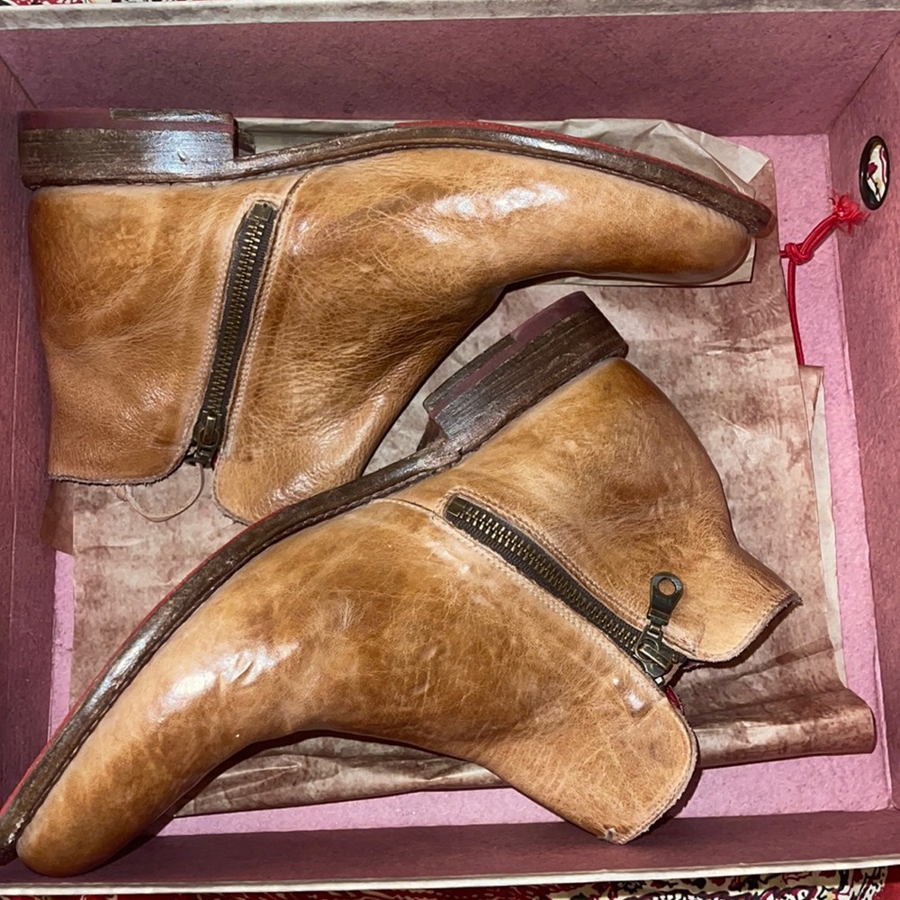 BRAND NEW IN THE BOX BED STU BOOTIES! ✨🤍
